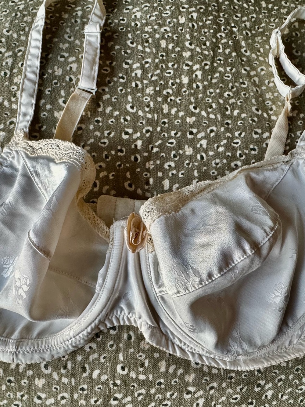 DIM - Lot of 2 Cream Lace-Trim Underwire Bra - Vintage from the 90’s